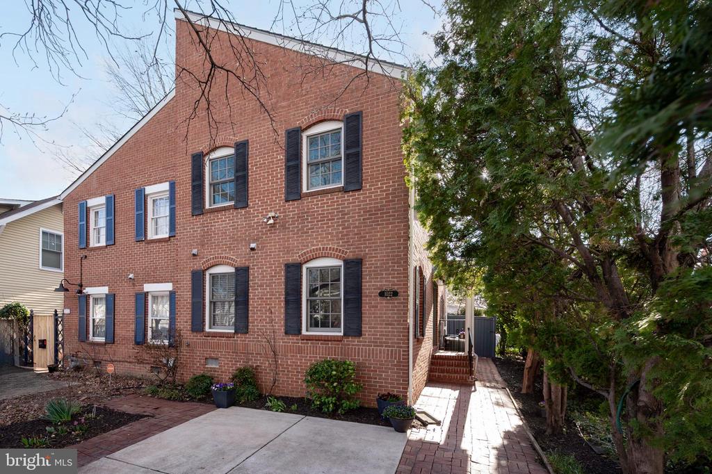 1022 POWHATAN STREET