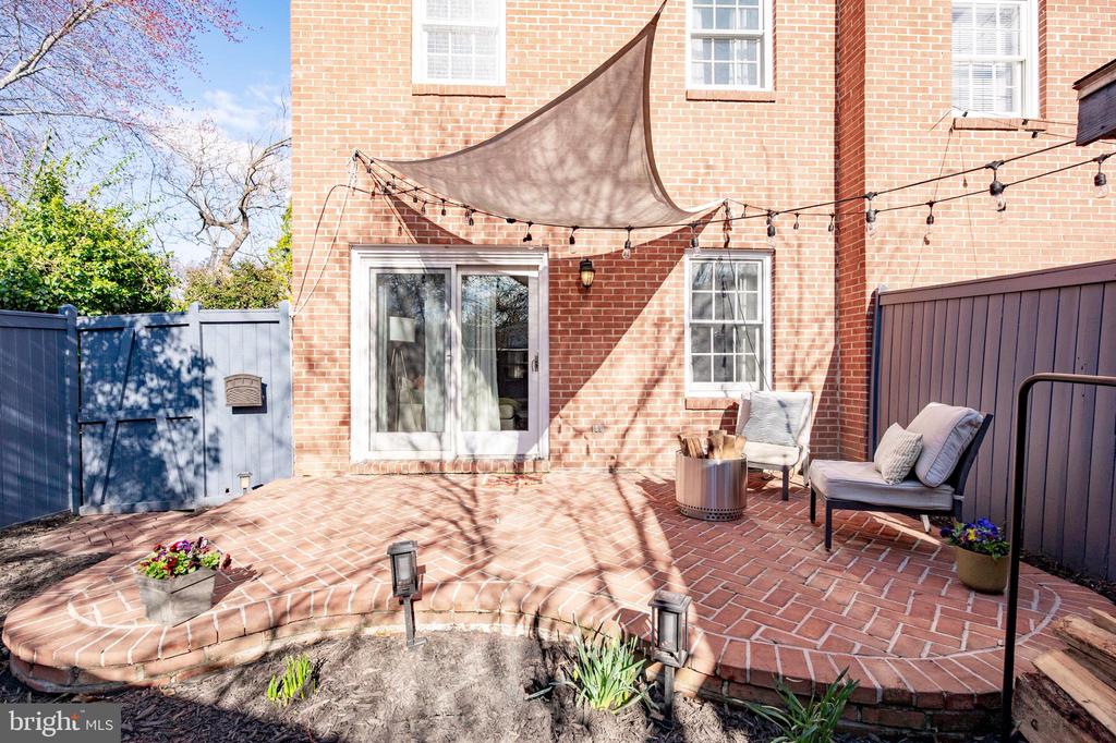 1022 POWHATAN STREET