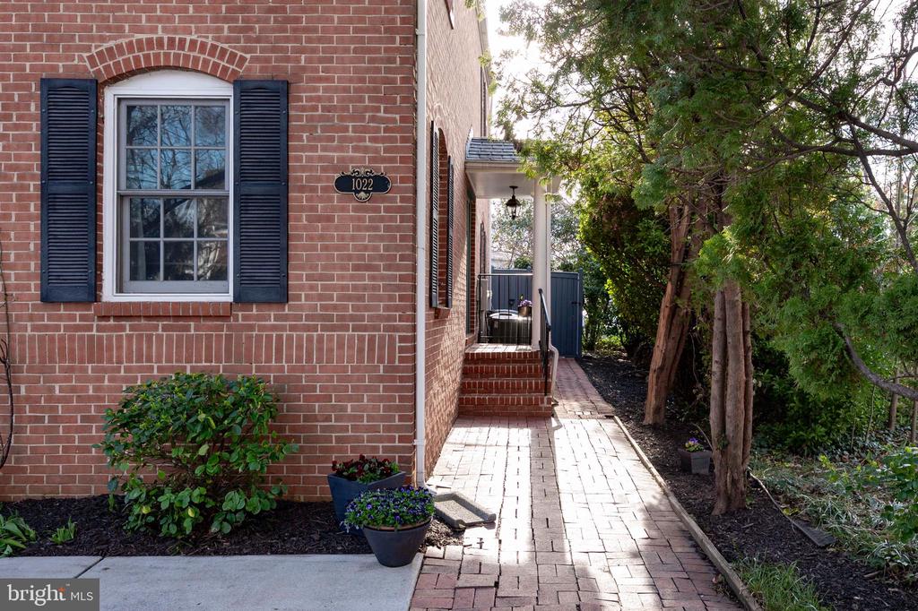 1022 POWHATAN STREET