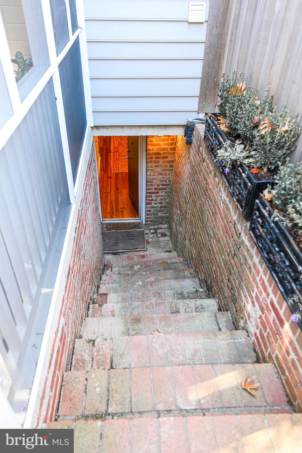 607 N COLUMBUS STREET BASEMENT