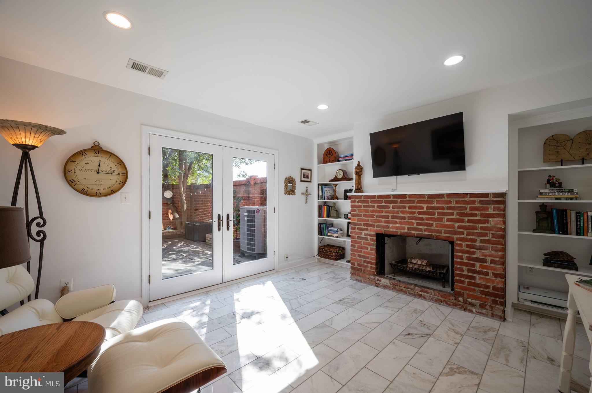 1015 PENDLETON STREET