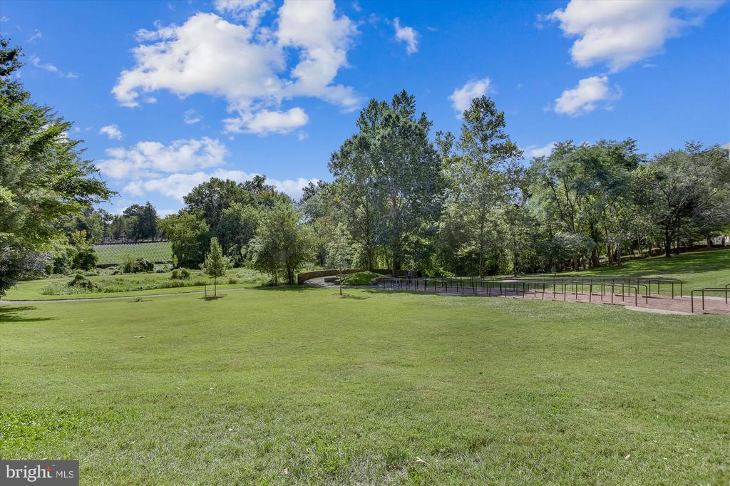 309 HOLLAND LANE 322