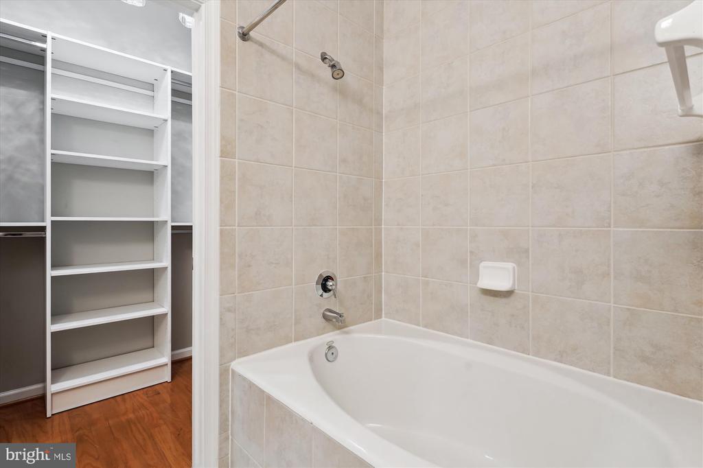 309 HOLLAND LANE 322