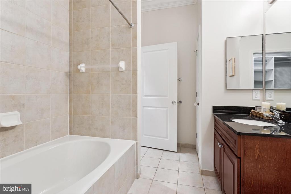 309 HOLLAND LANE 322