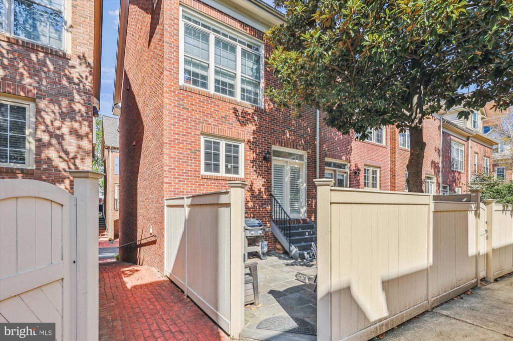817 WATER PLACE