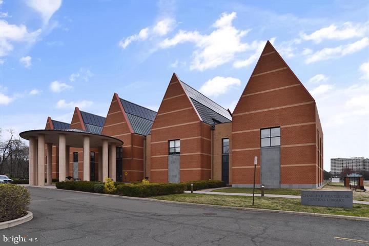 200 N PICKETT STREET 807