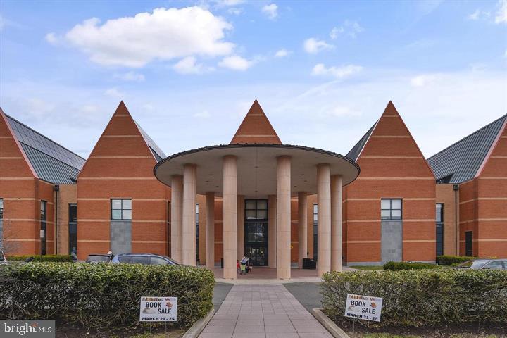 200 N PICKETT STREET 807