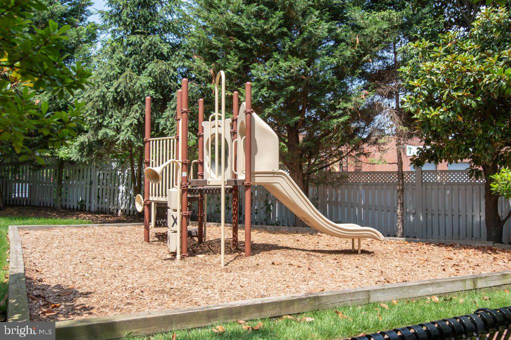 1225 ROUNDHOUSE LANE