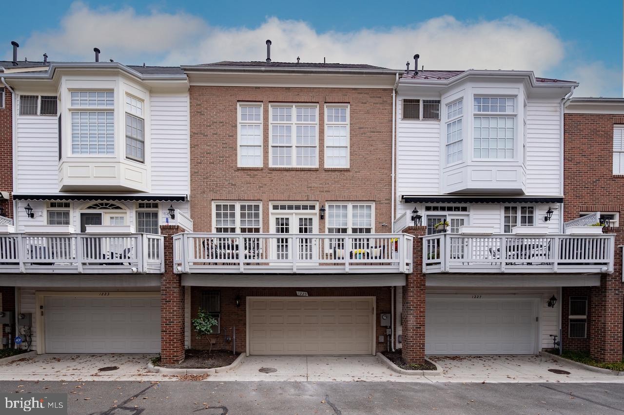 1225 ROUNDHOUSE LANE