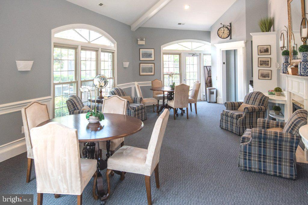 1225 ROUNDHOUSE LANE
