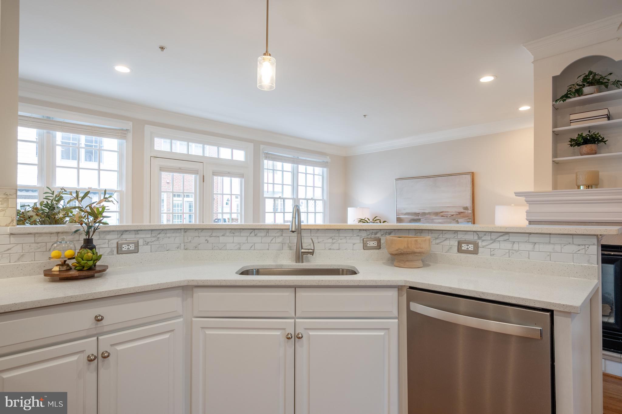 1225 ROUNDHOUSE LANE