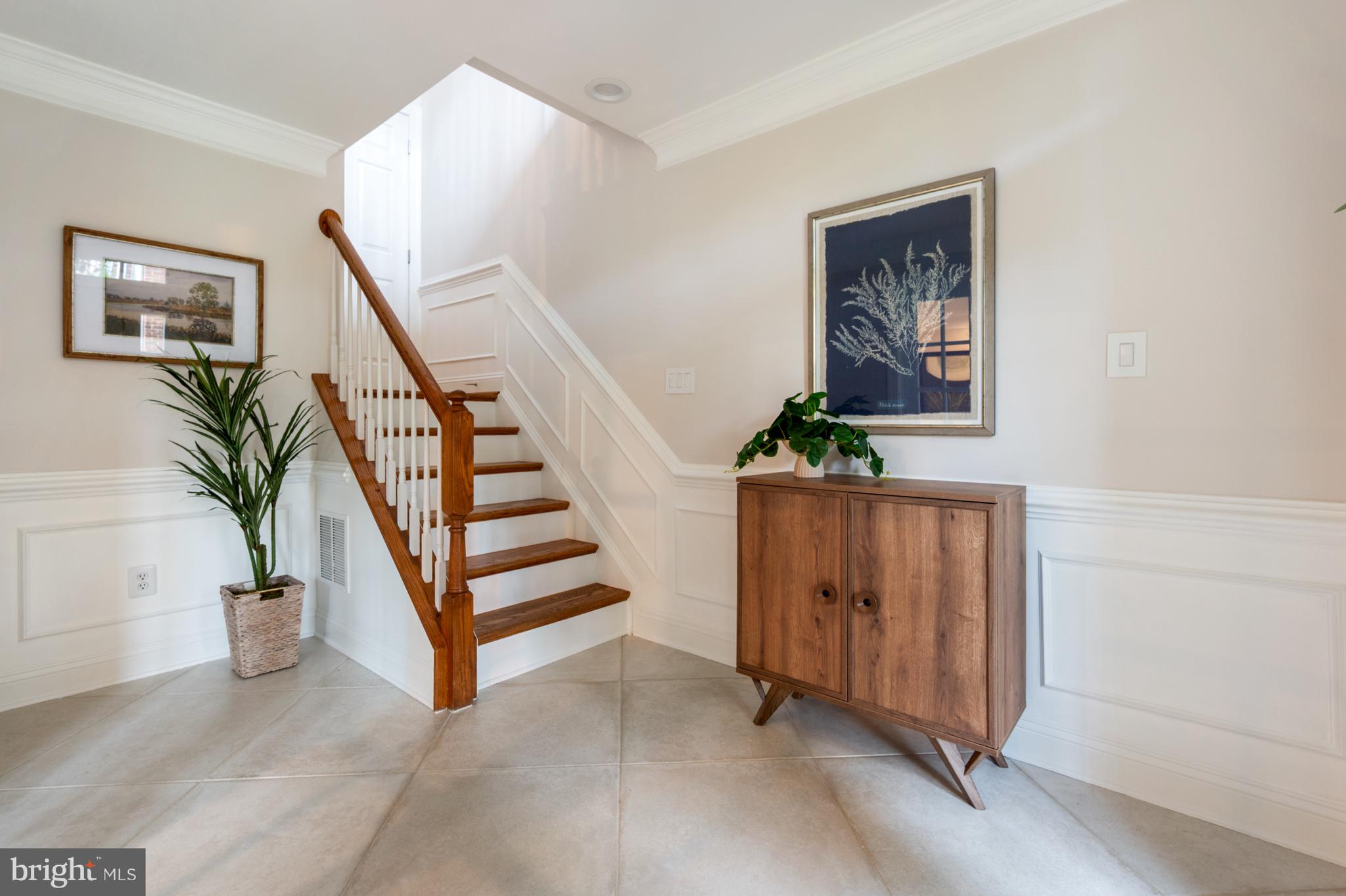 1225 ROUNDHOUSE LANE