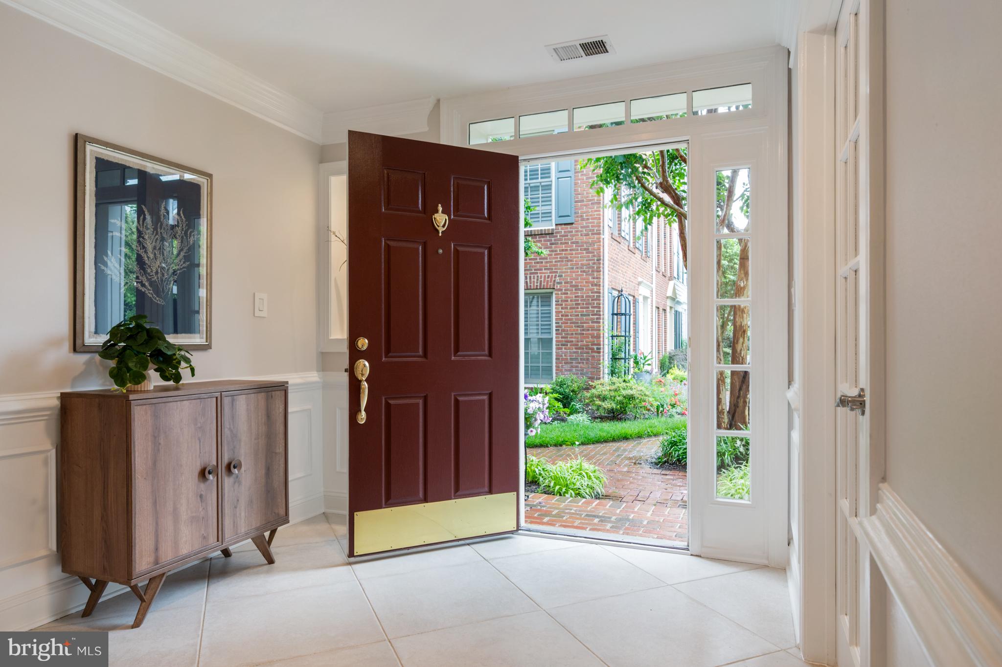 1225 ROUNDHOUSE LANE