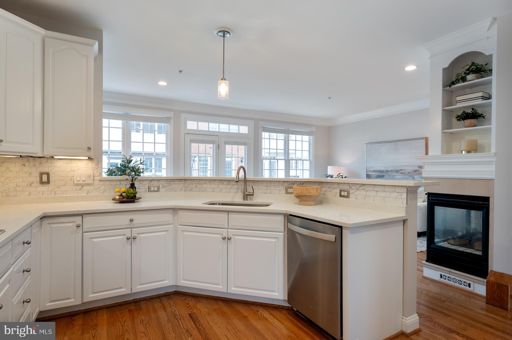 1225 ROUNDHOUSE LANE