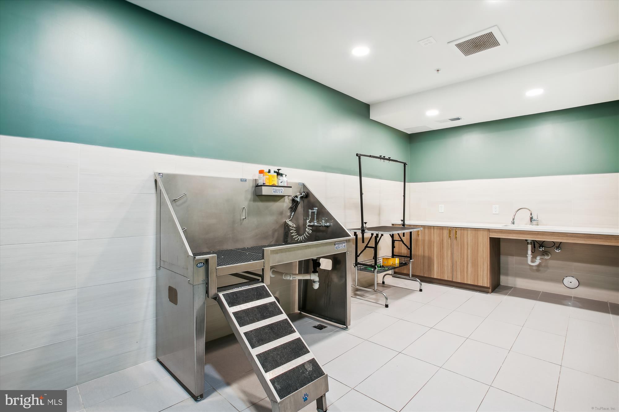 625 SLATERS LANE 407