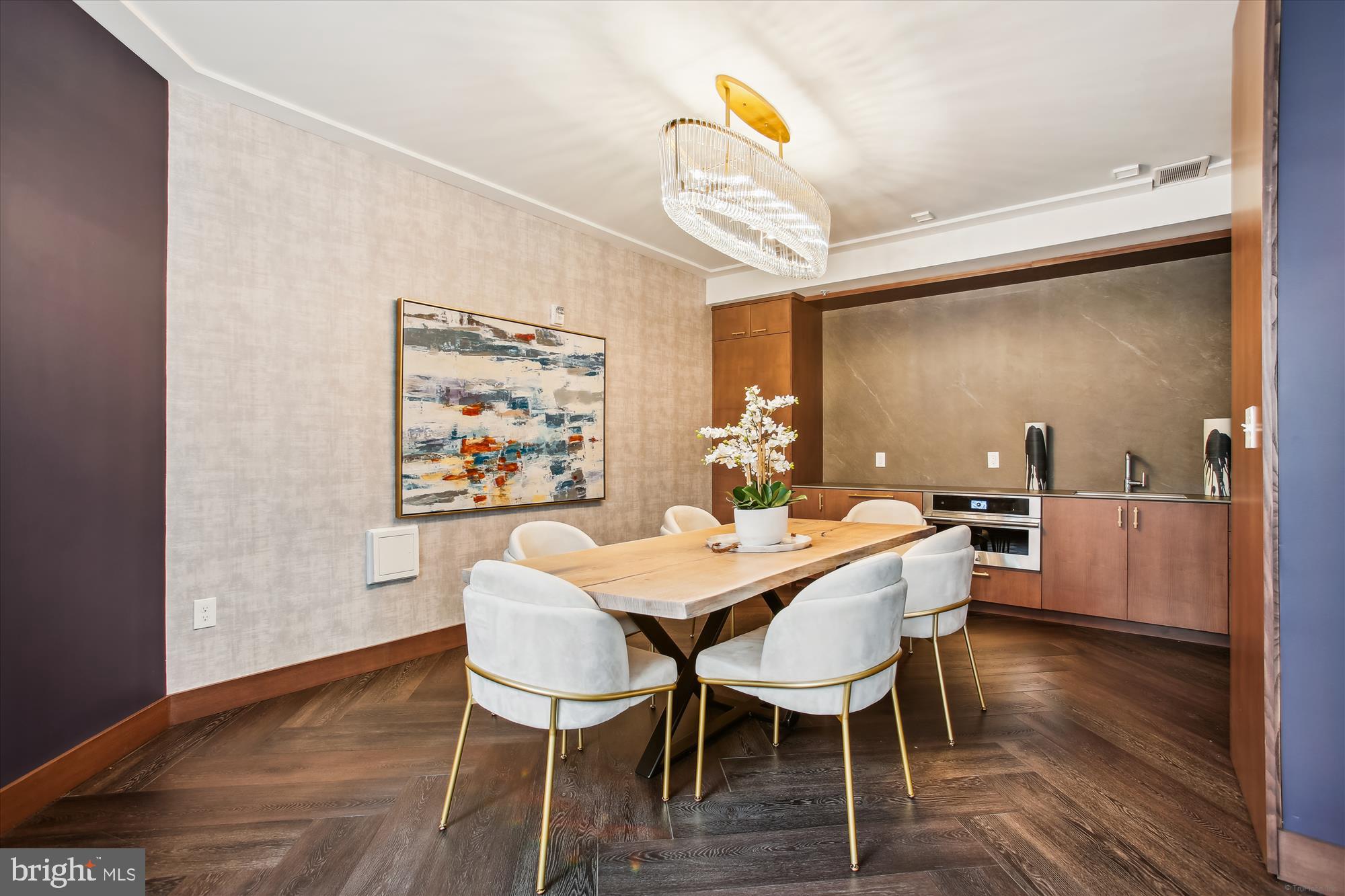 625 SLATERS LANE 407