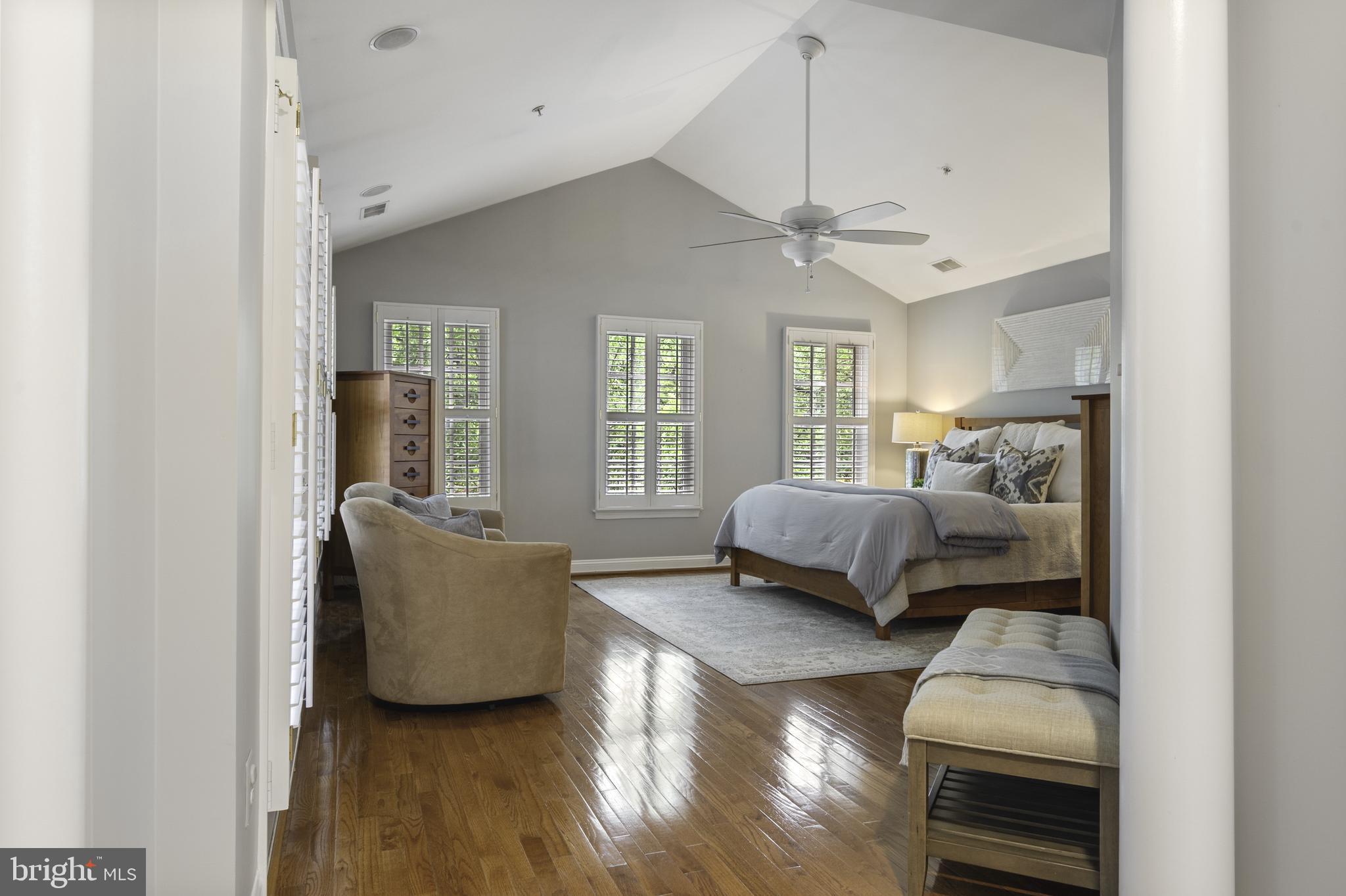 1106 ROUNDHOUSE LANE