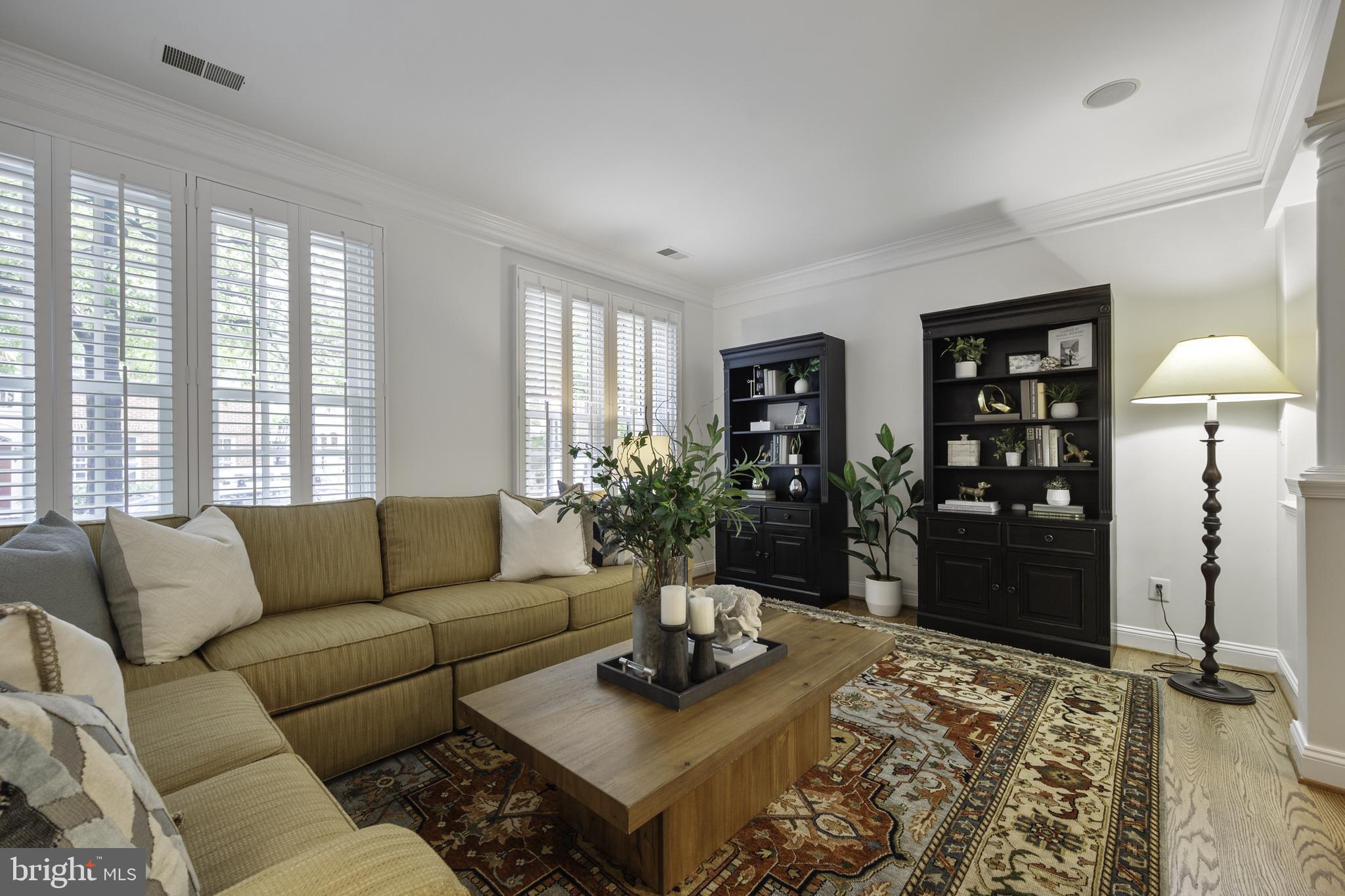 1106 ROUNDHOUSE LANE