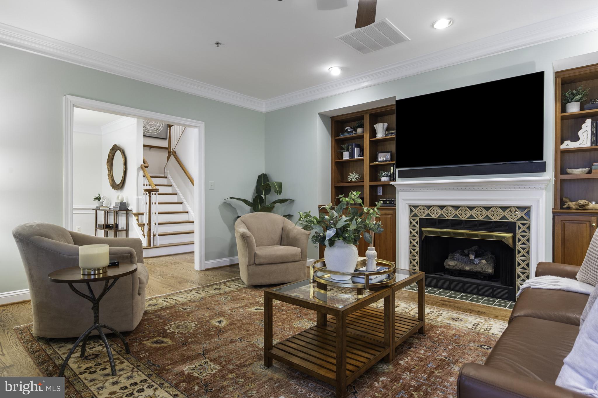 1106 ROUNDHOUSE LANE