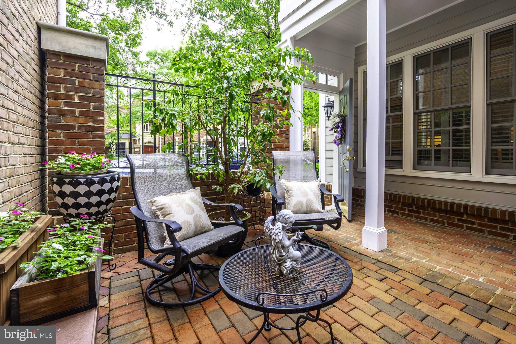 1106 ROUNDHOUSE LANE