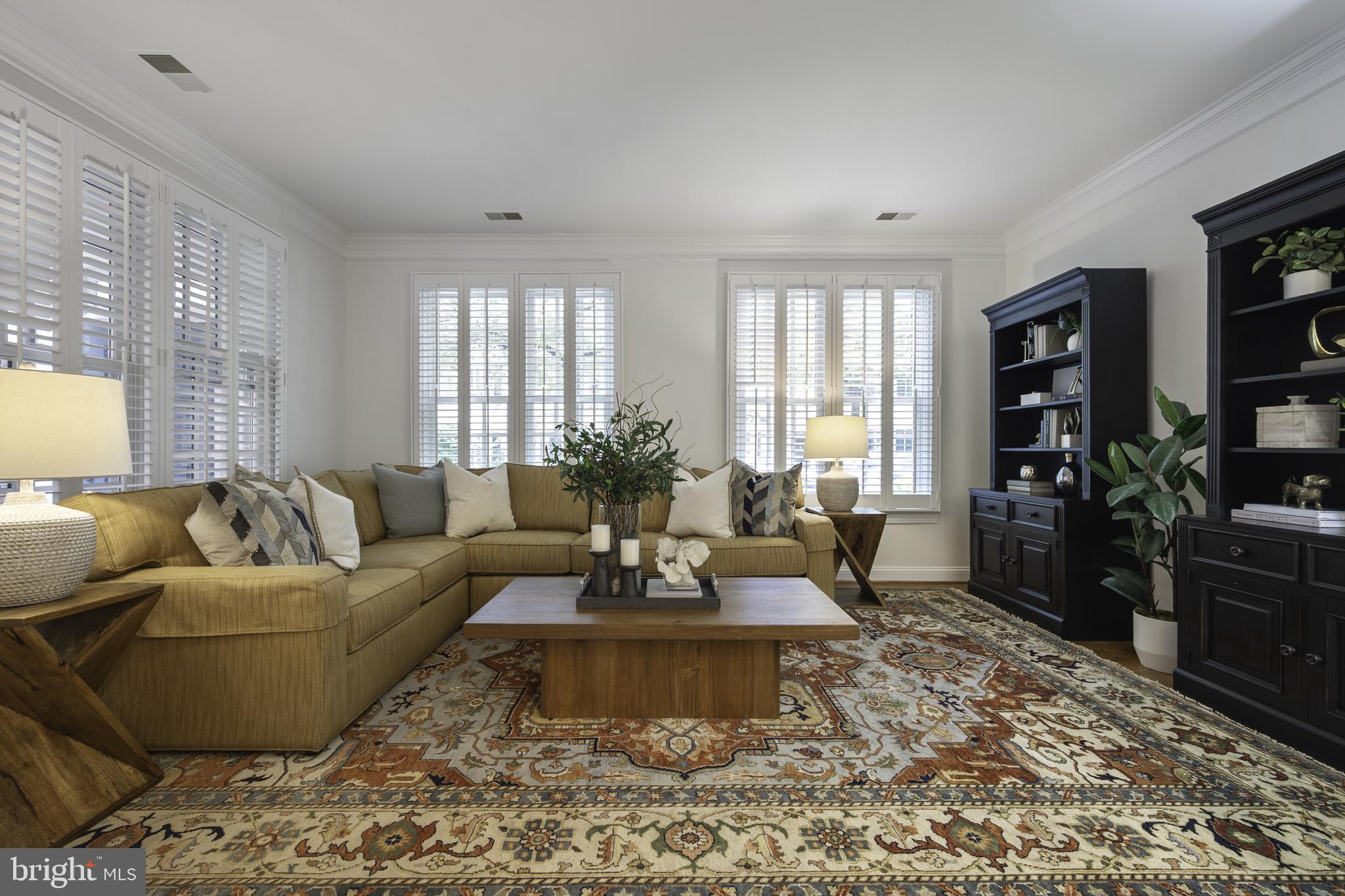 1106 ROUNDHOUSE LANE