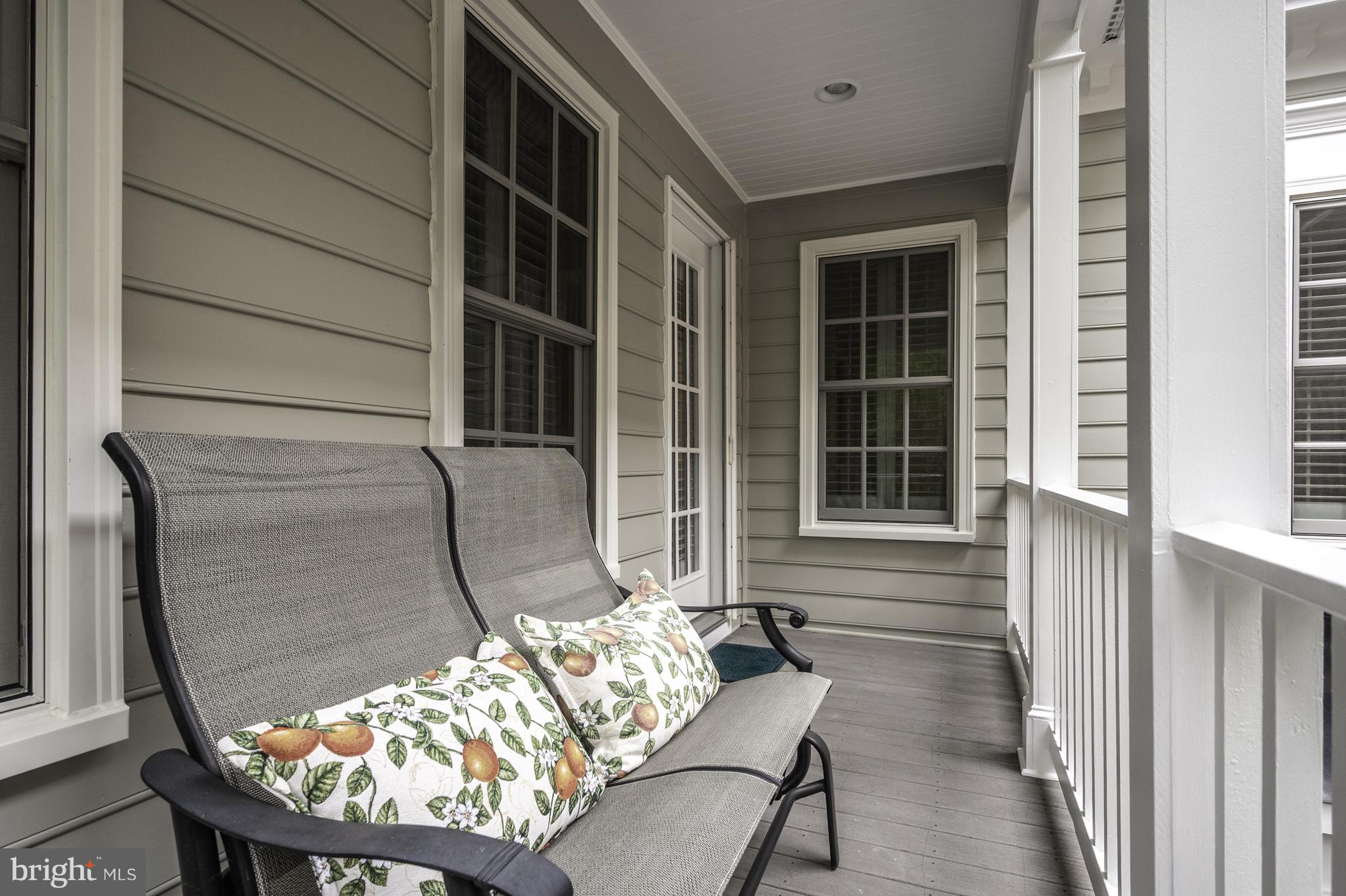 1106 ROUNDHOUSE LANE