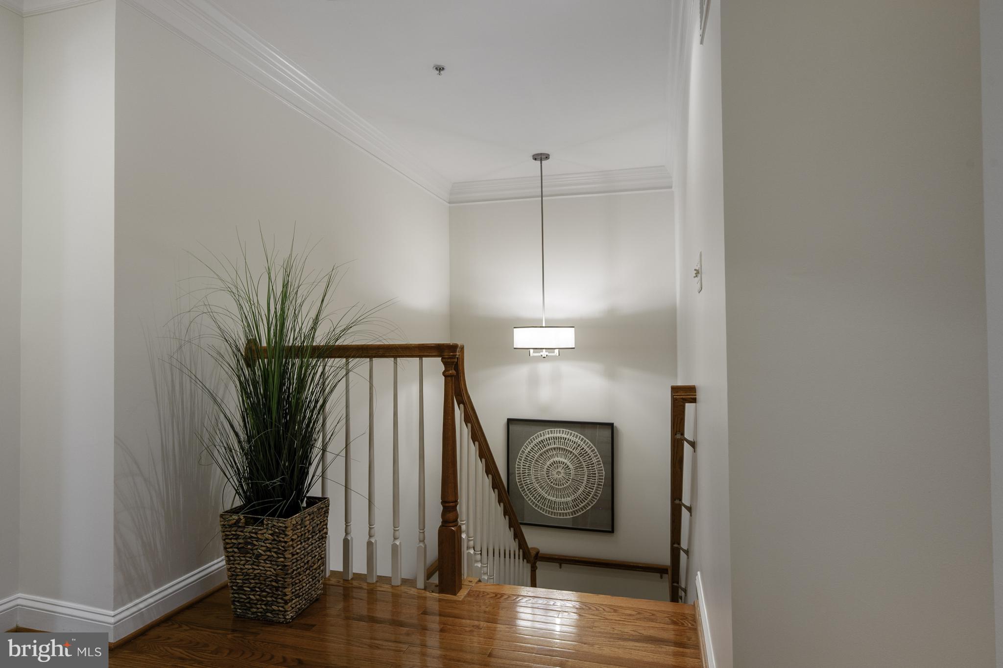 1106 ROUNDHOUSE LANE