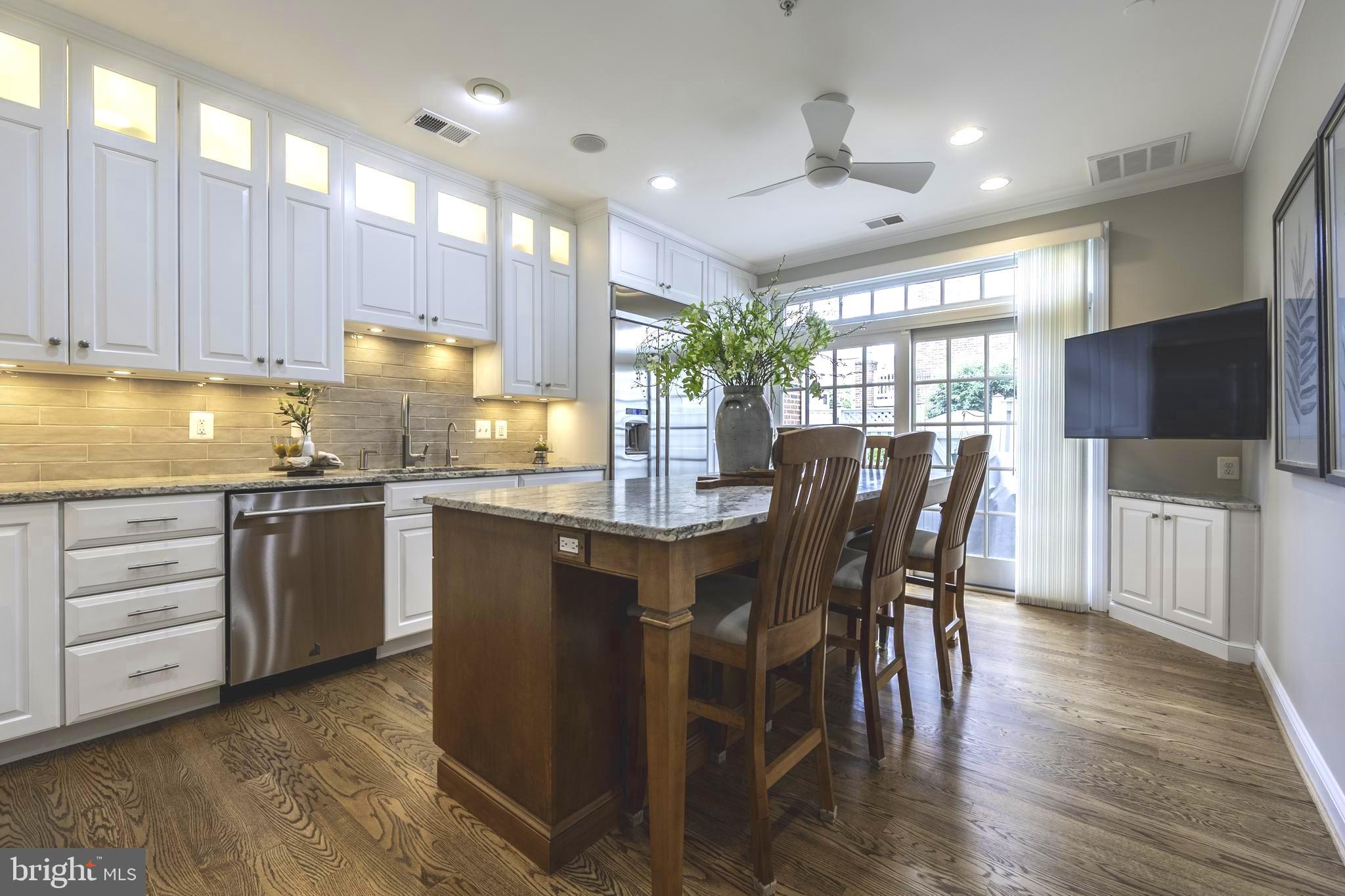 1106 ROUNDHOUSE LANE