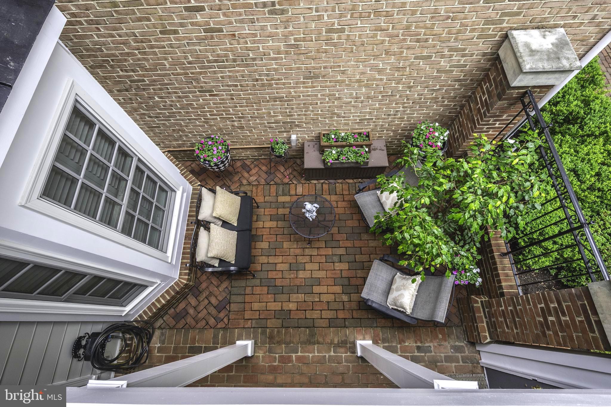 1106 ROUNDHOUSE LANE