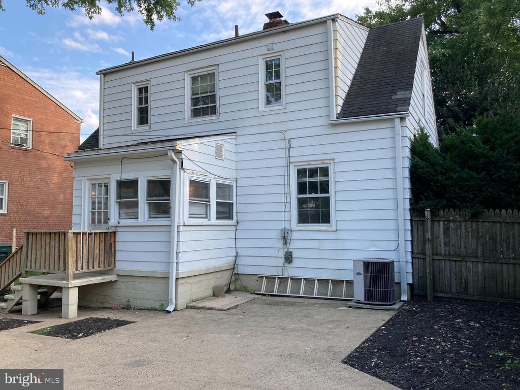 306 E OAK STREET