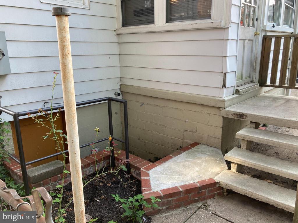 306 E OAK STREET