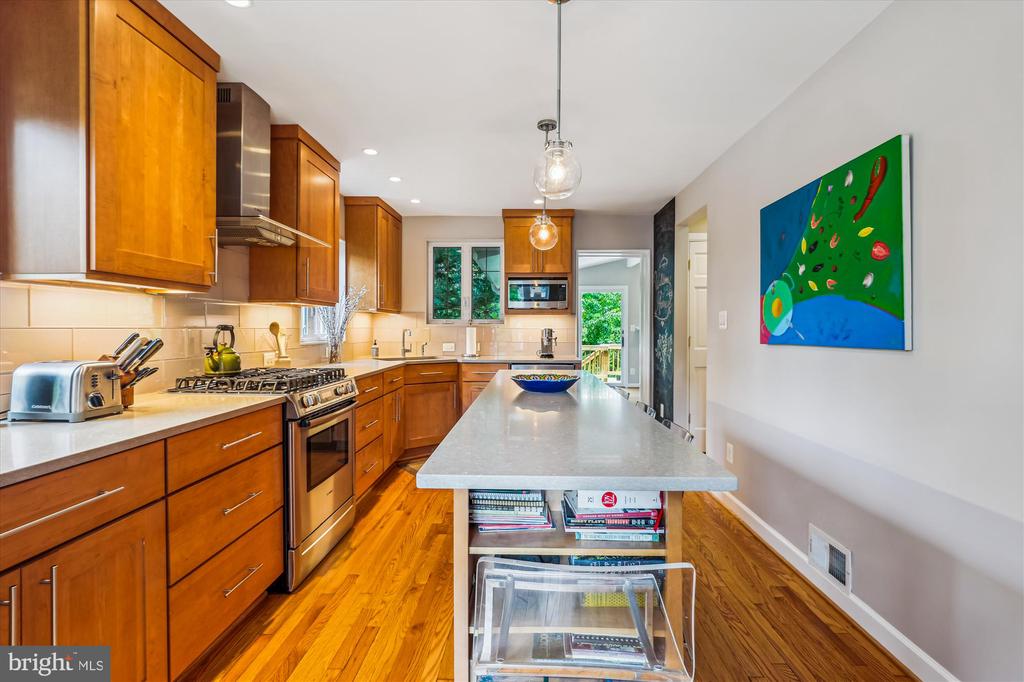711 N OVERLOOK DRIVE