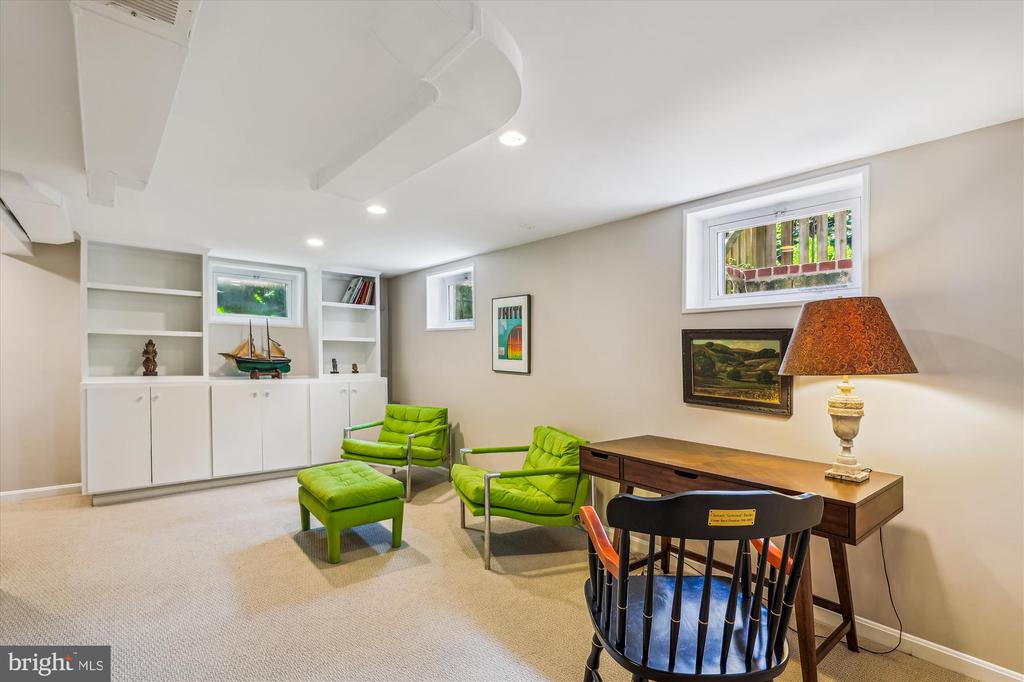 711 N OVERLOOK DRIVE