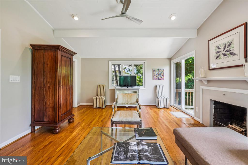 711 N OVERLOOK DRIVE