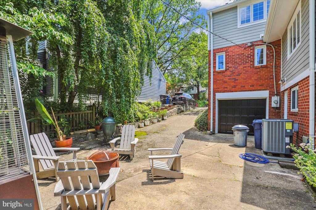 711 N OVERLOOK DRIVE