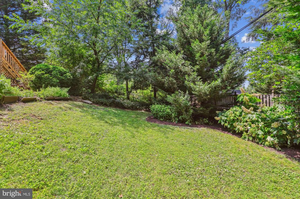 711 N OVERLOOK DRIVE