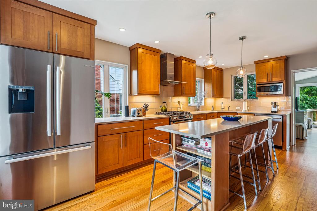 711 N OVERLOOK DRIVE