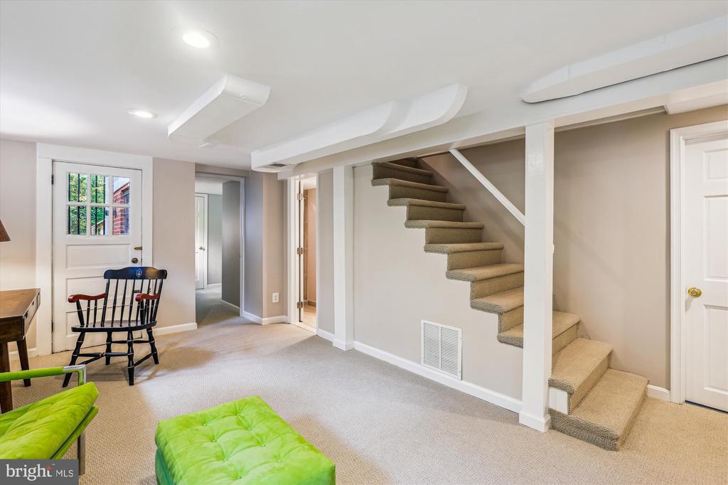 711 N OVERLOOK DRIVE