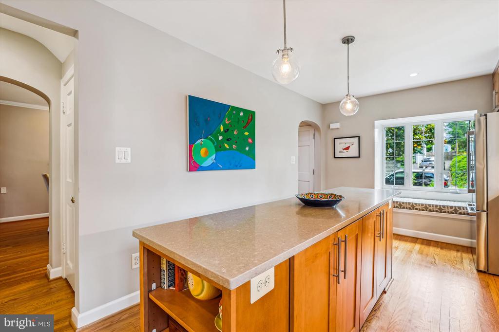 711 N OVERLOOK DRIVE
