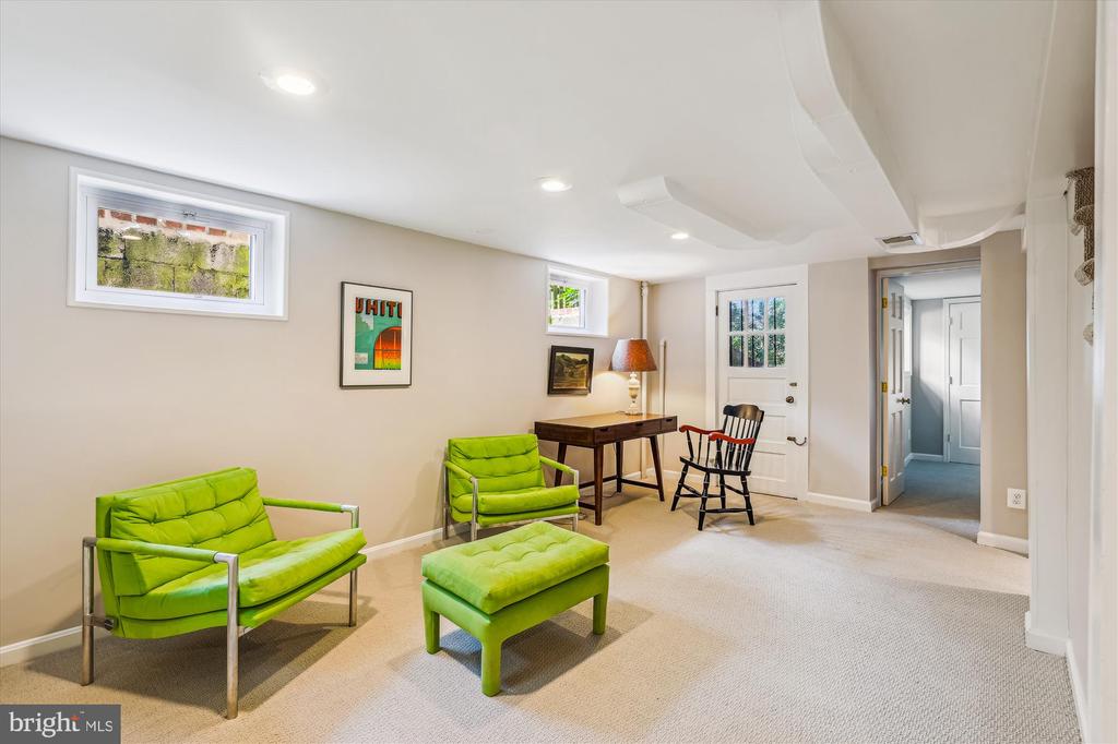 711 N OVERLOOK DRIVE