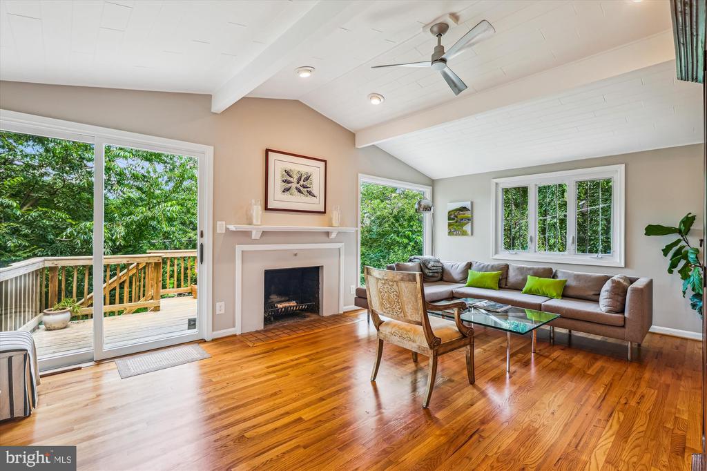711 N OVERLOOK DRIVE