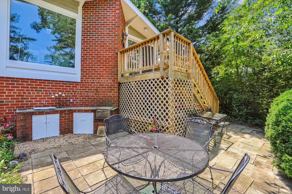 711 N OVERLOOK DRIVE