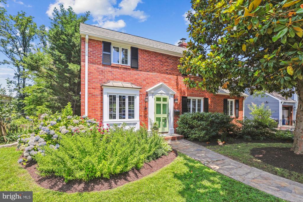 711 N OVERLOOK DRIVE