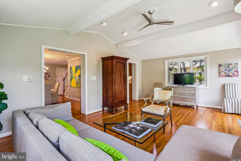 711 N OVERLOOK DRIVE