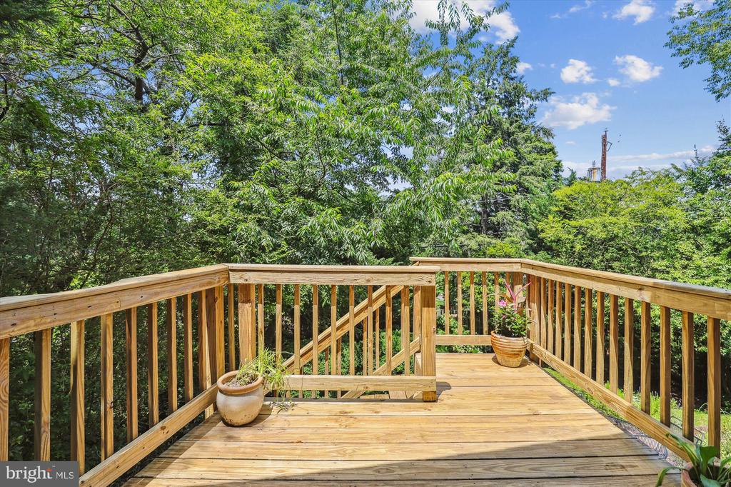711 N OVERLOOK DRIVE