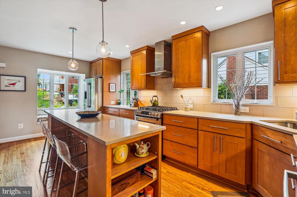 711 N OVERLOOK DRIVE