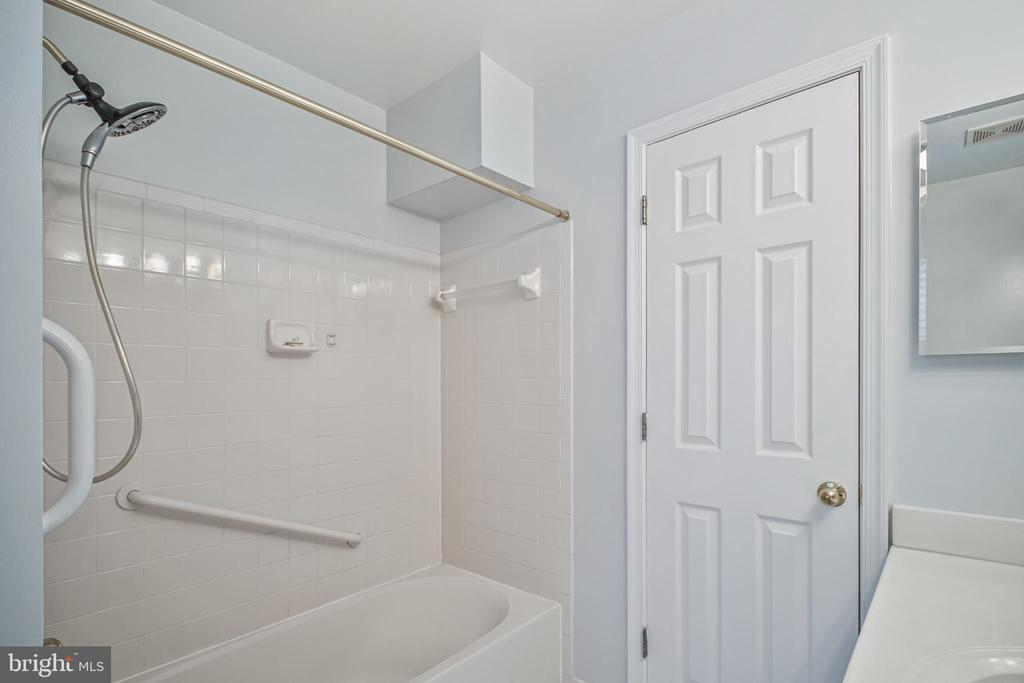 3818 WHITE POST COURT