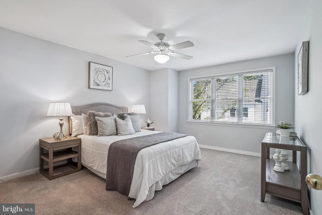 3818 WHITE POST COURT