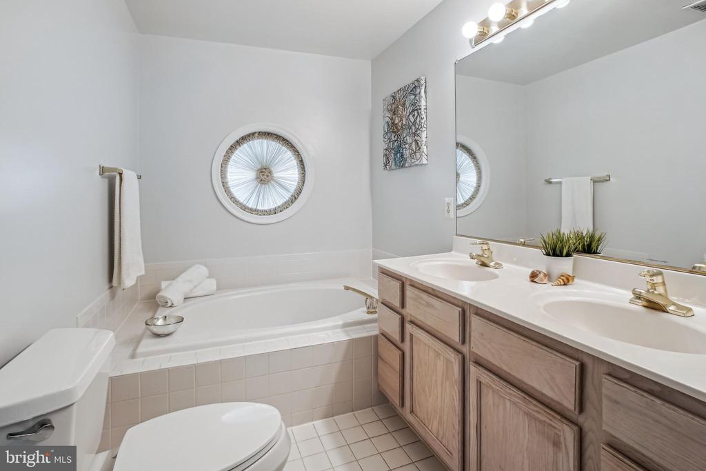 3818 WHITE POST COURT