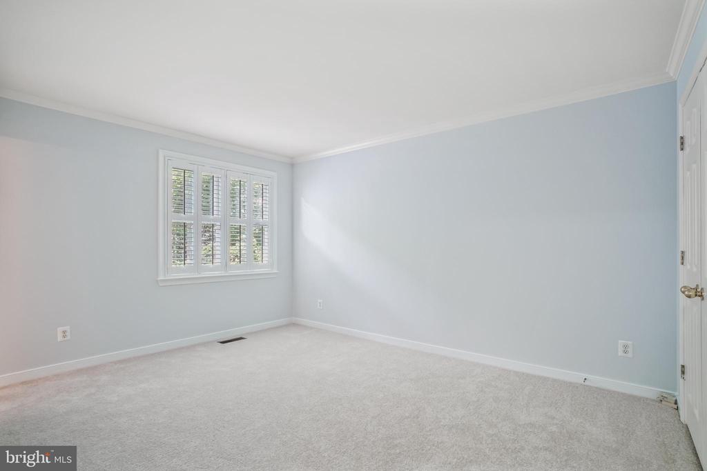 3818 WHITE POST COURT